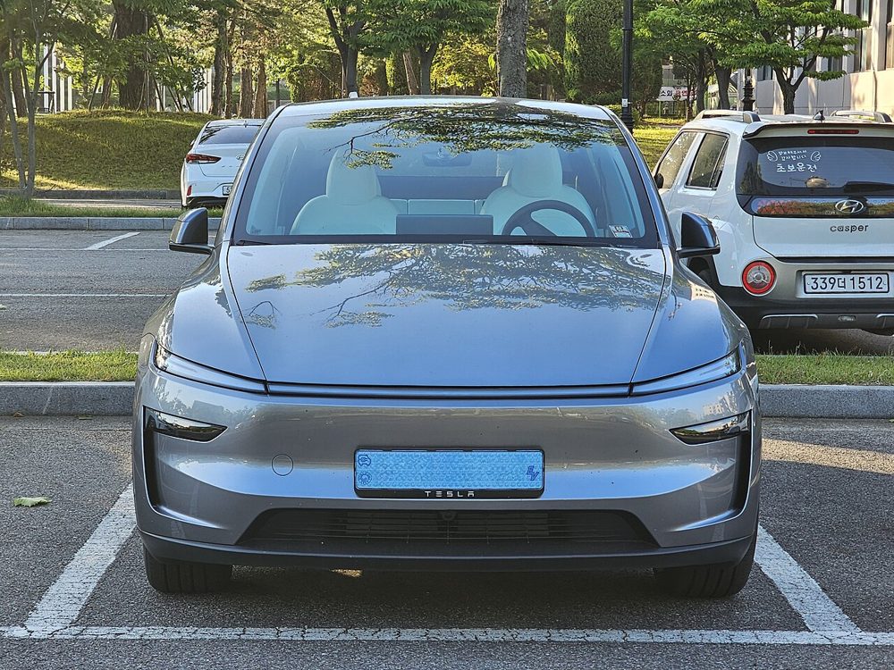 Tesla Model Y (2025 update) in Quicksilver, front three-quarter view